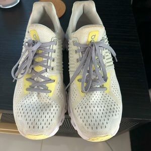 On cloud size 9 women’s sneakers